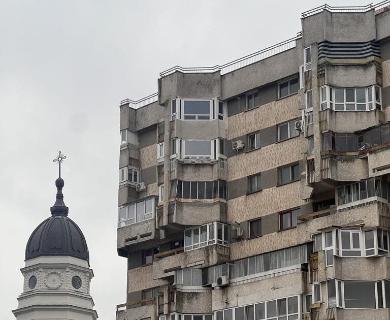 ROMANTYCZNIE I BRUTALNIE: Spacer po rumuńskim mieście Iasi