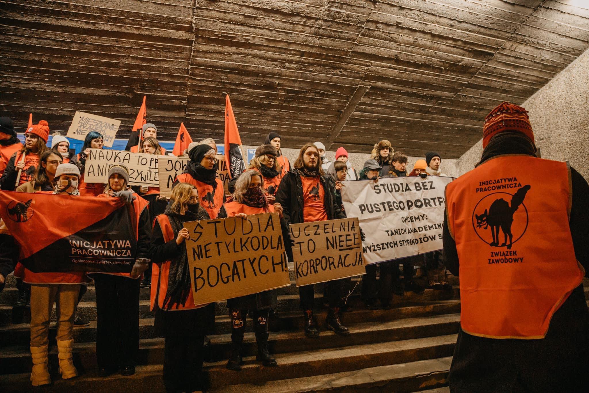 „Nie stać nas na akademiki!”- studenci Uniwersytetu zrzeszają się w obronie tanich mieszkań