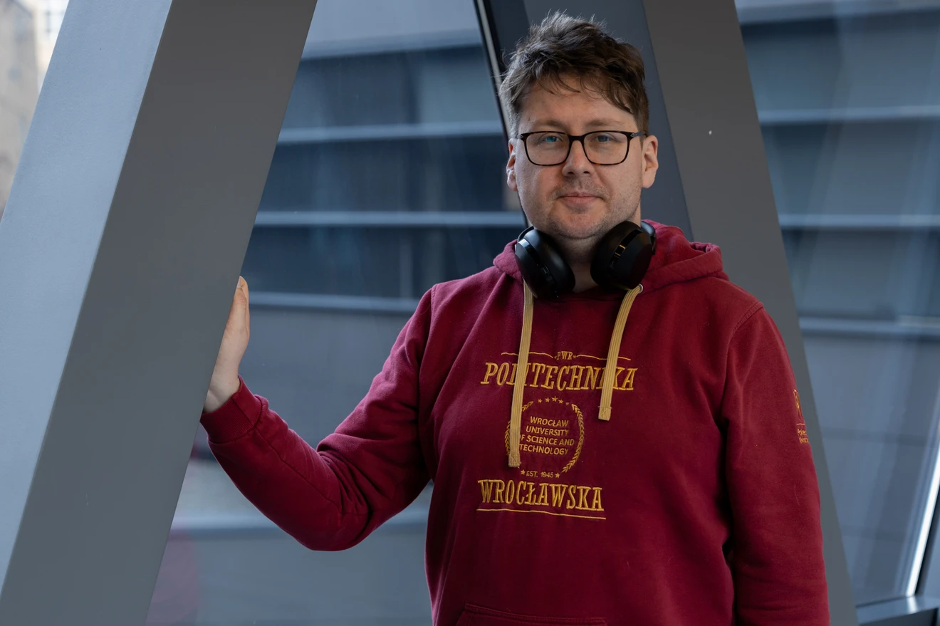 Przed pasją nie uciekniesz: rozmowa z Maciejem Walczyńskim – informatykiem z wyboru i muzykiem z powołania