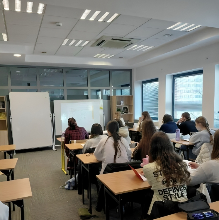 Jaka ścieżkę edukacyjną warto wybrać, będąc imigrantem?